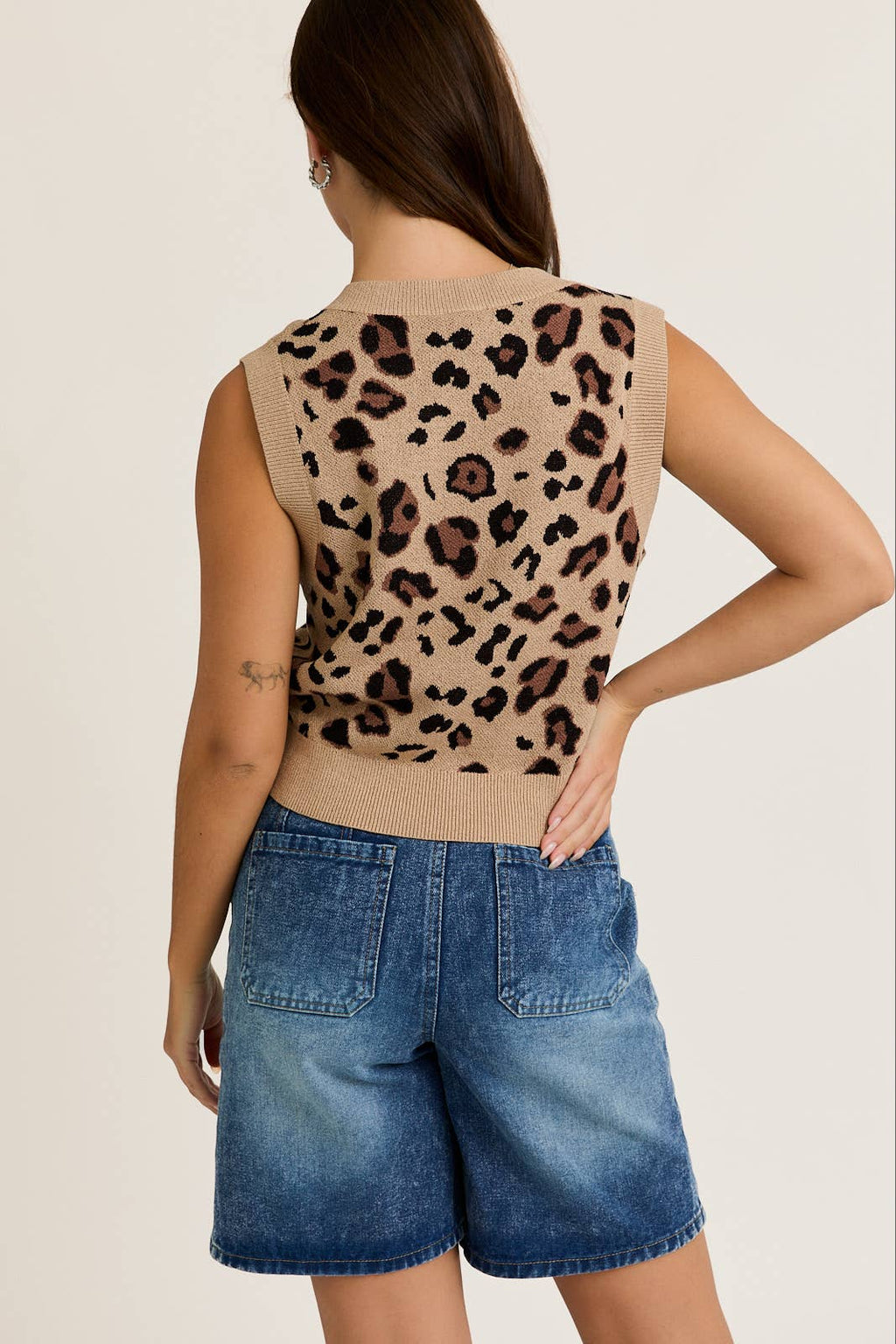 Sleeveless V-Neck Leopard Printed Crop Sweater Top