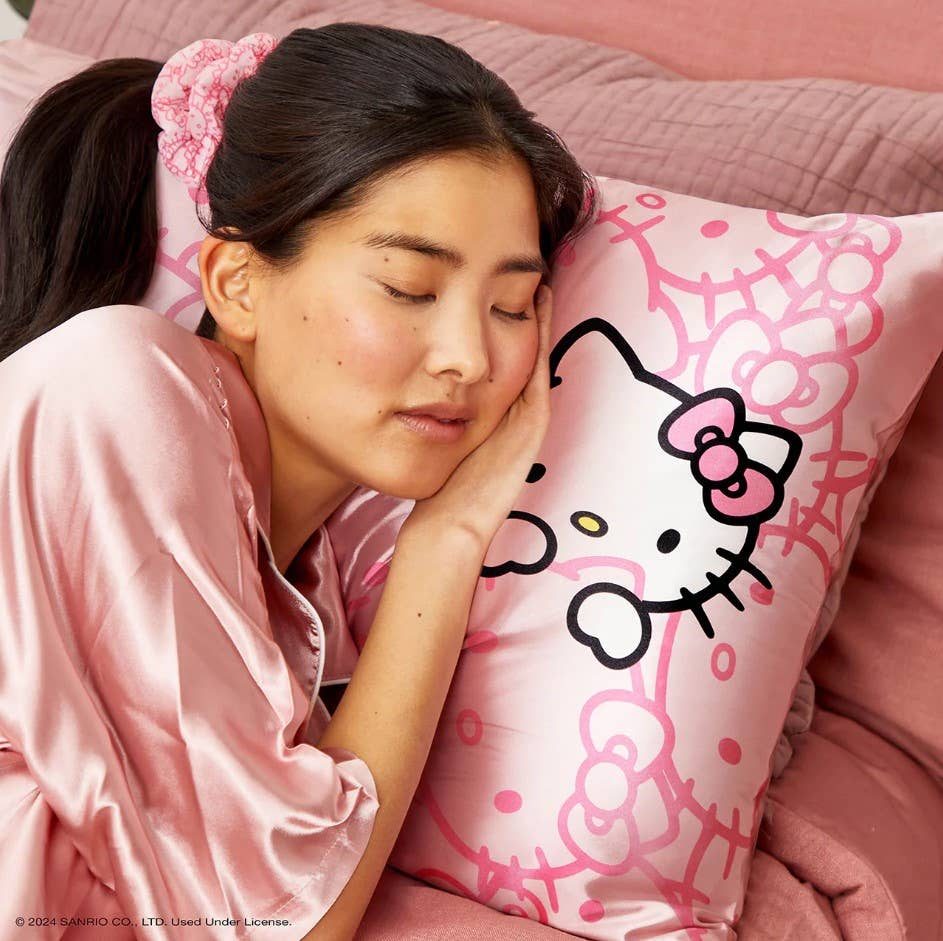 KITSCH - Hello Kitty x Kitsch Putetrekk og Scrunchie-sett i sateng